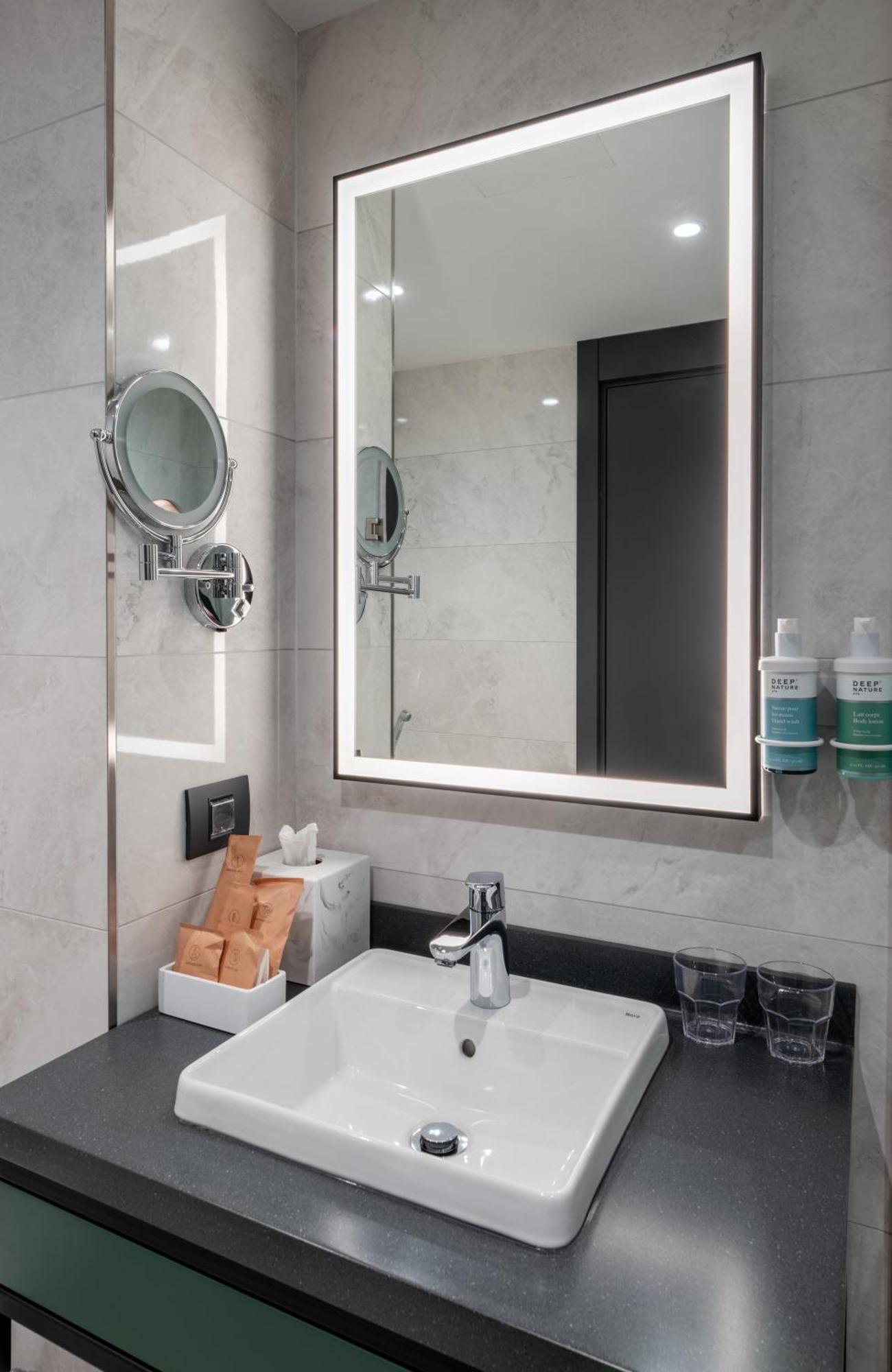 Novotel Tbilisi Center Екстер'єр фото